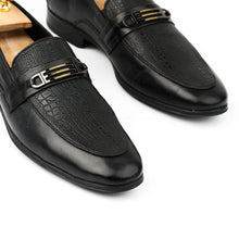 Load image into Gallery viewer, Crocodile-Vamp Buckled Loafers - Black
