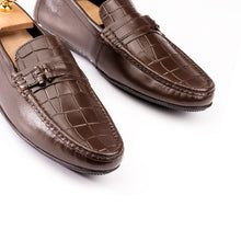 Load image into Gallery viewer, Saddle buckle Moccasin - Brown