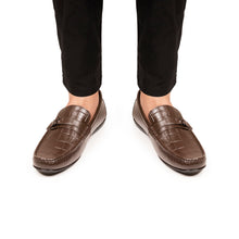 Load image into Gallery viewer, Saddle buckle Moccasin - Brown