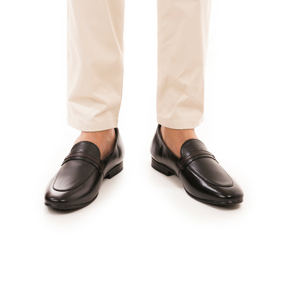 Two-Toned Grain Leather Buckle Loafers - Black