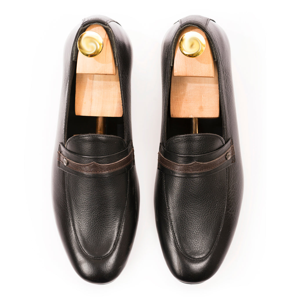 Two-Toned Grain Leather Buckle Loafers - Black